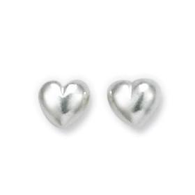 Clous d'oreilles coeurs en argent.