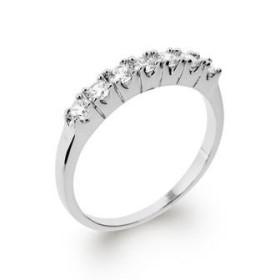 Bague en argent et oxydes de zirconium.