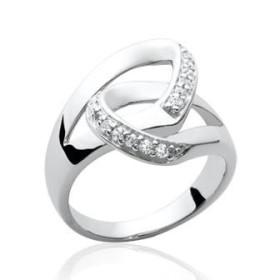 Bague en argent et oxydes de zirconium.